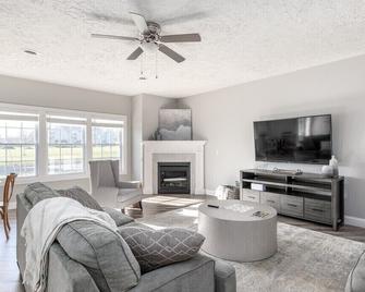 Relax in Style, Golf course Community Townhouse - 3440 - Baldwinsville - Wohnzimmer