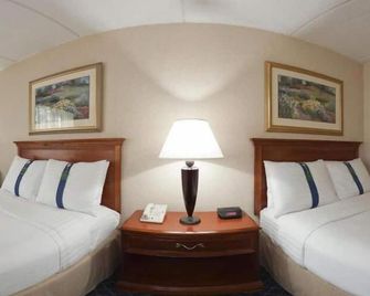 Clarion Hotel & Conference Center Ronkonkoma Macarthur Airport - Ronkonkoma - Ložnice