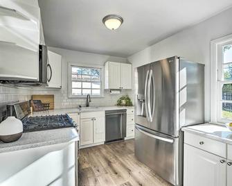 Cozy West Sacramento Getaway with Private Yard! - West Sacramento - Kitchen