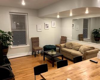 3 Bed 1.5 Bath - Longwood Medical Area / Neu - Boston - Living room
