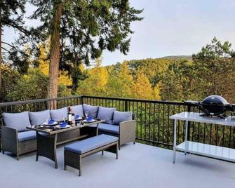 Relax at Maple Mountain Hilltop Retreat w/ Hot Tub - Duncan - Balcony
