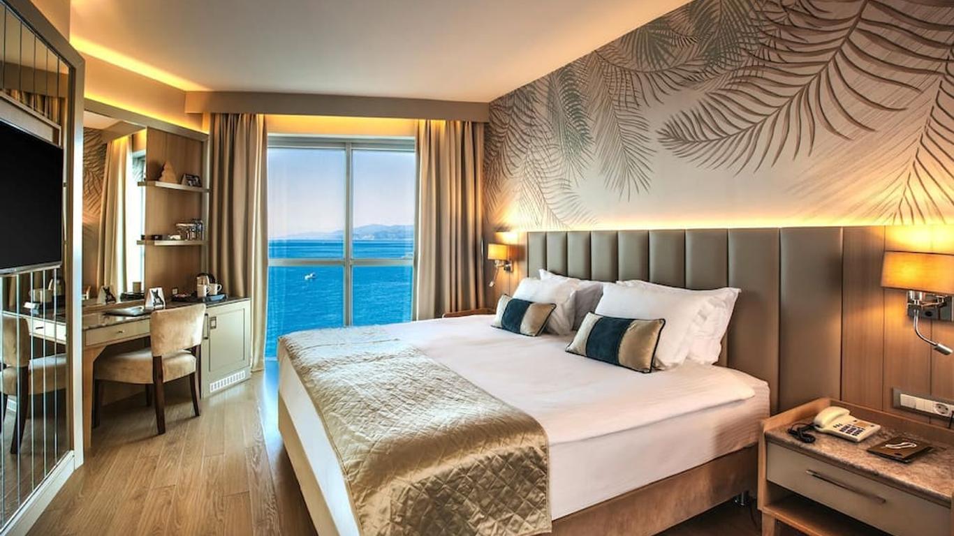 Charisma De Luxe Hotel