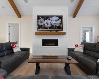 Luxurious Muskoka Retreat w/ hot tub, sauna on a private 24 acre lot. - Huntsville - Living room