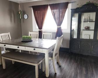 Central Location- Modern Main Level 3brd Home - Sault Ste Marie - Restaurant