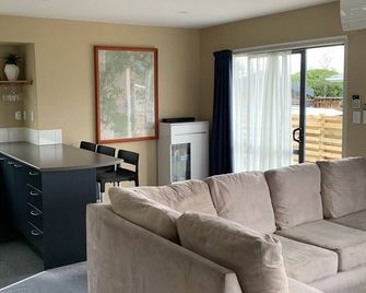 Mountain Views In A Quiet Cul-De-Sac - National Park Village - Huiskamer