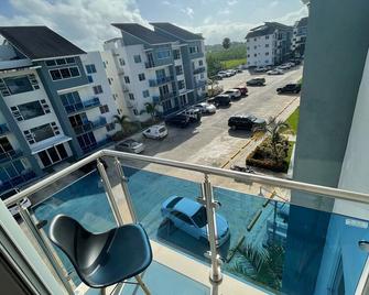 Luxury penthouse; 3 hab. pool, AC, wifi, cable, Netflix, terraza. 58 amenidades. - 모카 - 발코니