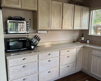 Ferndale Bungalow with pasture views, 5 minute walk to Downtown! - Ferndale - Kitchen