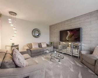 Luxury 4 Bedroom Detached House - Waterlooville - Living room