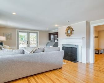 1 Mi to Beach: Cape Cod Family Home in Bourne! - Cataumet - Living room