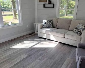 Cozy Secluded Cabin near Owensville, Missouri - Ideal for a Relaxing Glamping Getaway with Your Loved One - Owensville - Sala de estar