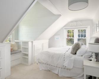 Lovely Cape Cod Style Home ~ Close To Boston ~ Hot Tub ~ Steps To Walking Trails - Hingham - Bedroom