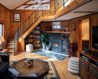 New to Vrbo Bumble Bear Inn in Bolton Landing - Diamond Point - Sala de estar