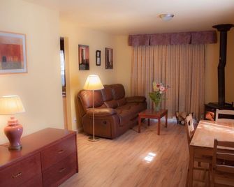 Goldenville Cottage Resort - Killaloe - Living room