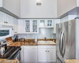 Bright Inviting Digs w/ Amazing Patio Steps to Forsyth by Lucky Savannah - Savannah - Kitchen