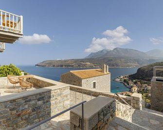 Trapela Limeni Luxury Suites - Limeni - Balcony