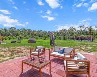 Cabin #3 Zen At The Palms Private Hot Tub - Homosassa - Patio