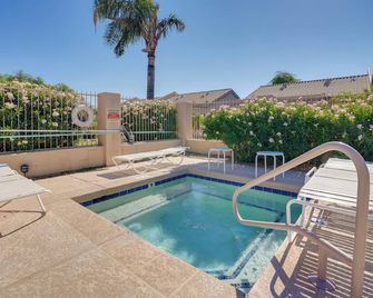 Patio + Pool Access: Golf Getaway in Peoria - Peoria - Pool