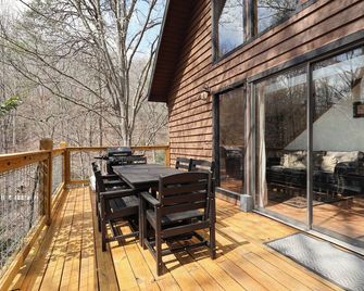 Pool table, air hockey, foosball, king beds, hot tub with great outdoor spaces! Close to GSMNP! - Gatlinburg - Balcon