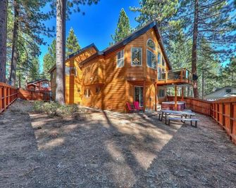 Sugar Pine Lodge: Hot Tub, Large Yard, Games - Lake Tahoe South - Bâtiment