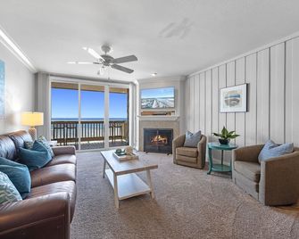 D18 - Bradley Beachfront - Oceanside - Living room