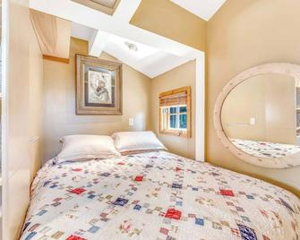 Quaint Carmel - Bungalow Close to Beach - Carmel-by-the-Sea - Habitación