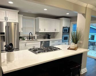 Sleeps 5, Riverview, Game room, W/D, 12 mi to Naperville, Backyard, Parking,King - Yorkville - Kitchen