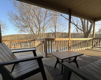 Spring River Waterfront Cabin - Walking Distance to Downtown Hardy & Loberg Park - Hardy - Balkon