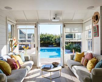 Beachfront House w Pool & Steam - West Wittering - Living room