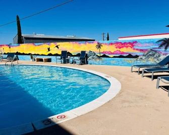 2 Full Beds | Non-Smoking, Kitchen - Sierra Vista - Bazén