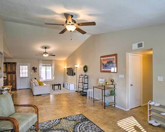 Gilbert Gem with Patio - Near Golf and Entertainment - Gilbert - Living room