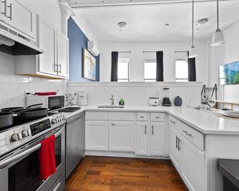 Open space lux studio near EWR - 1 min walk to Prudential - Newark - Kitchen