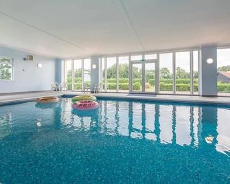 Grove Farm Bungalow with Swimming Pool, Dallinghoo - Woodbridge - Piscina