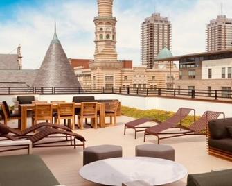 CozySuites Mass with parking lounge & roof deck #35 - Indianapolis - Balcó