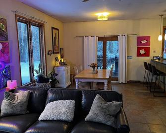 Enchanting Quiet Vermont Private Home. Rural vibe, perfect location! - Williston - Living room