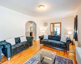Charming 3br Huntington House, Pet-Friendly! - Huntington - Sala de estar