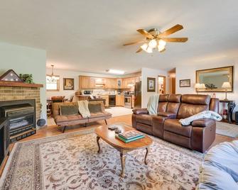 Serene Ava Countryside Home w/ Deck & Fire Pit - Ava - Sala de estar