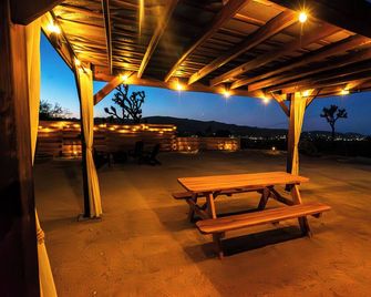 Cozy casita on quiet desert hillside with views, fire pit and grill! - Yucca Valley - Binnenhof