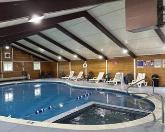 Standard Double Suite - Buzzards Bay - Piscina
