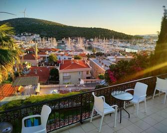 Yalcin Hotel - צזמה - מרפסת