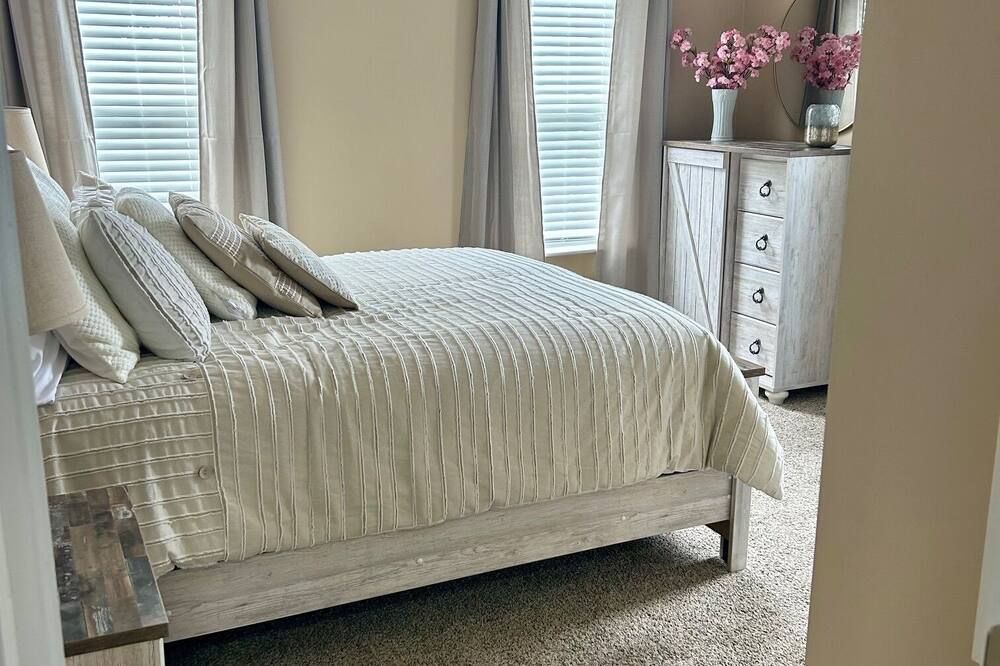Remodeled 2 BR 2nd Fl Apartment in Hanover - Hanover - Bedroom