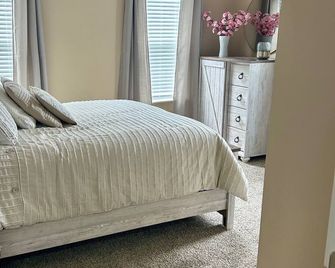 Remodeled 2 BR 2nd Fl Apartment in Hanover - Hanover - Bedroom
