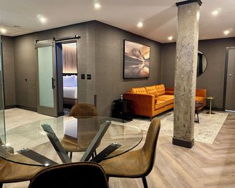 Carriage House Hotel & Conference Centre - Calgary