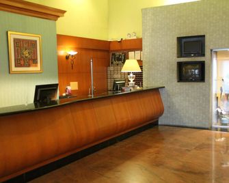 Strand Hotel - Singapore - Front desk