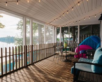Cozy remodeled cottage directly on Bass Lake. Ten minutes to Traverse City. - Traverse City - Balcony