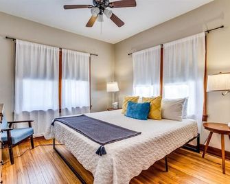 Nearby Local Hospitals + W/D - Travel Nurse Oasis! - Wichita - Bedroom