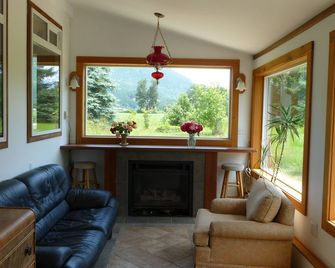Harrison Hammond House Farmstay - Harrison Mills