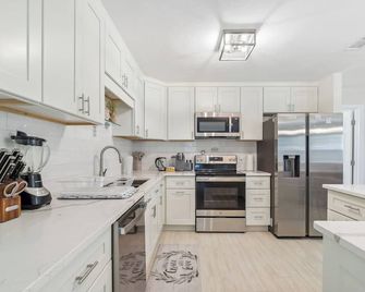 Bikes, Yard & Fire Pit at Upscale Lecanto Home! - Lecanto - Cocina