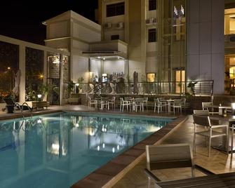 برافيا هوتل واجادوجو - أواغادوغو - حوض السباحة