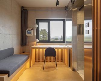 Playce Camp Jeju - Seogwipo - Living room