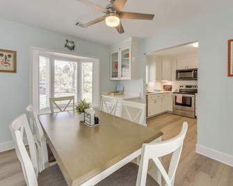 5 Mi to Dtwn Beaufort Home with Screened-In Patio - Port Royal - Comedor